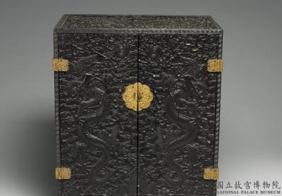 图片[2]-Sandalwood cabinet with dragon design, Qing dynasty, Qianlong reign (1736-1795)-China Archive